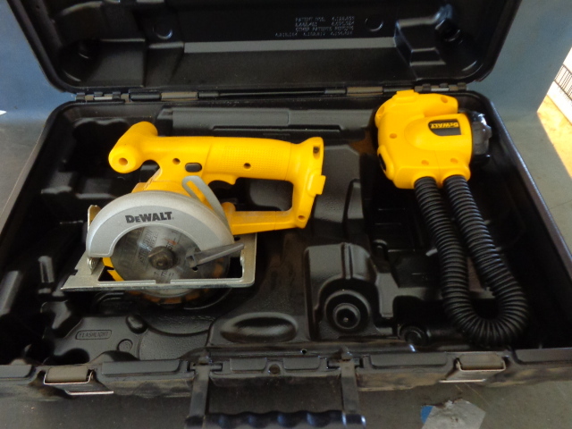 lot 41 image: 14.4 Volt Cordless Trim Saw & Rechargable Light