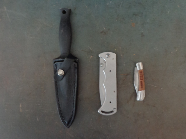 lot 76 image: 2 Folding Knives & A Dagger