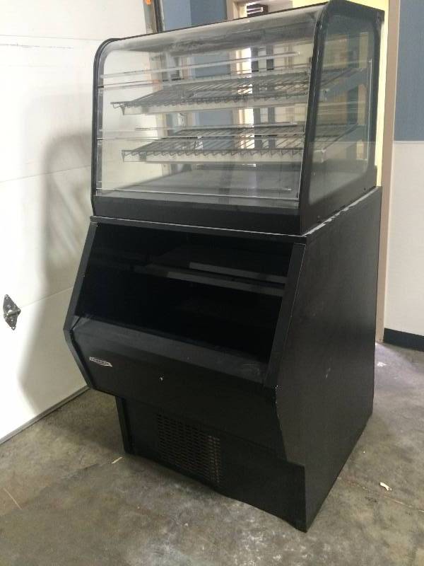 lot 1 image: Grab and Go NSF Cooler
