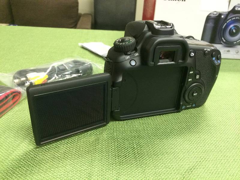 lot 6 image: Canon DSLR EOS 60D Camera Kit