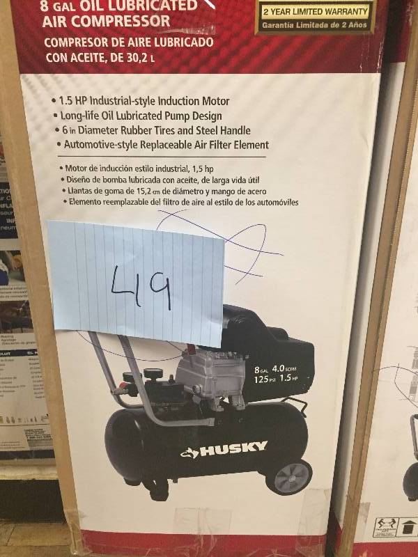 lot 49 image: Husky 8 Gal Oil Lubricated Air Compressor New