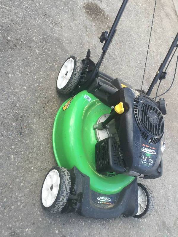 lot 66 image: Lawnboy 21 self Propel - 6.5 with smart Choke tested in good working condition