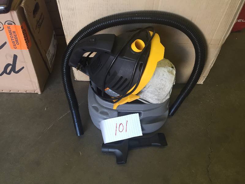 lot 102 image: Stinger 2.5 gal WetDry Vac in like new condition