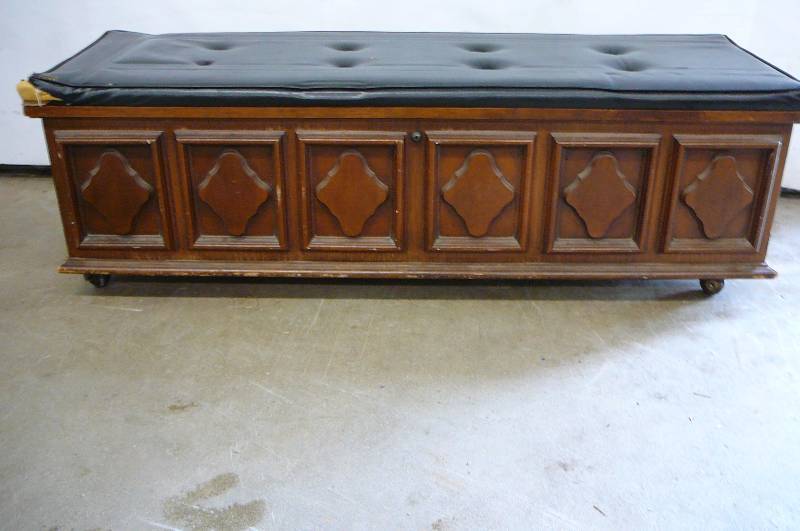 Ceder Chest with Pane