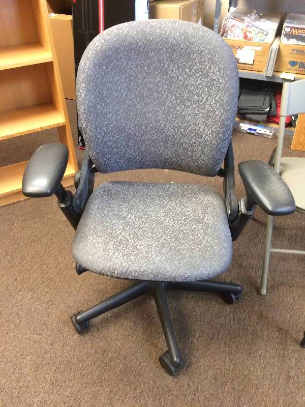 lot 16 image: 1 Executive Chair, 2 Extra Chairs and 2 Small Shelves