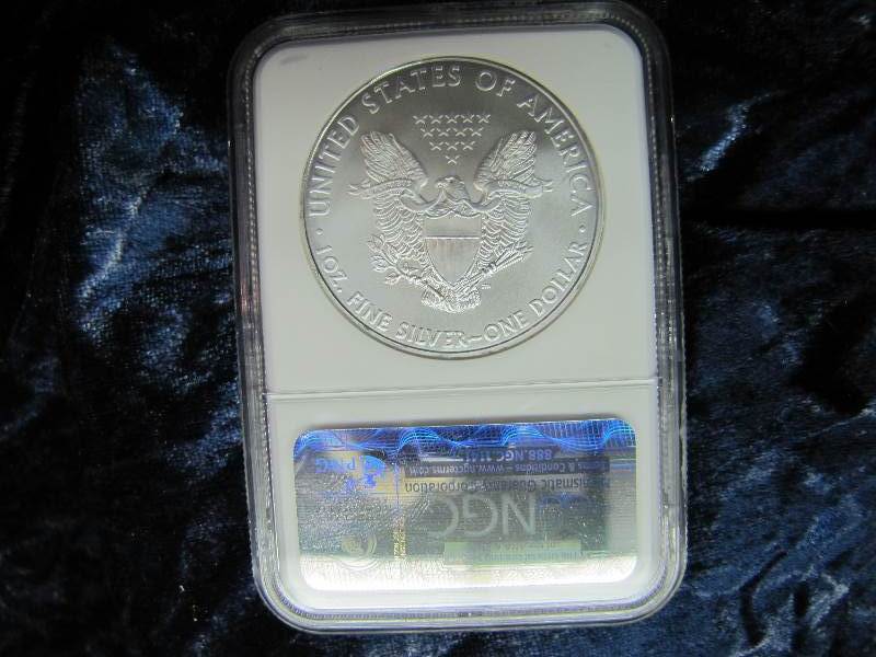 2010 S AMERICAN SILVER EAGLE 1 TROY OZ. .999 FINE SILVER IN AIR TIGHT HOLDER