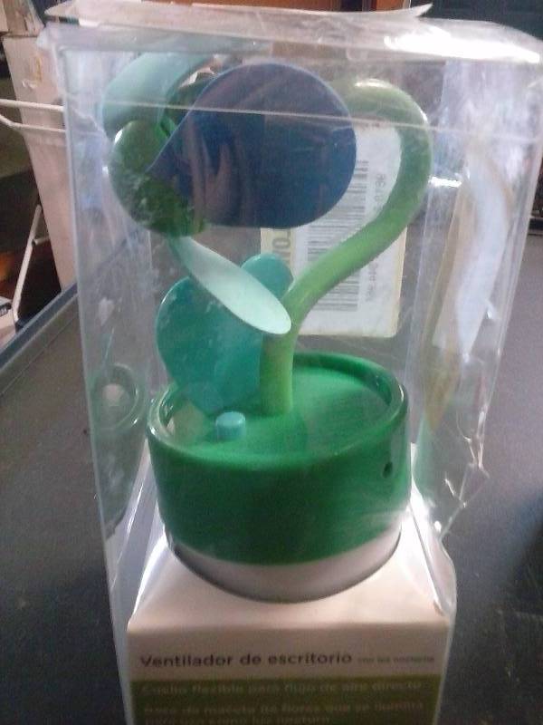 USB or battery desk fan with nightlight - works