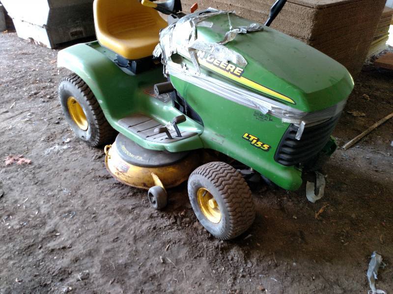 John Deere LT155 Hydrostatic Lawn T...