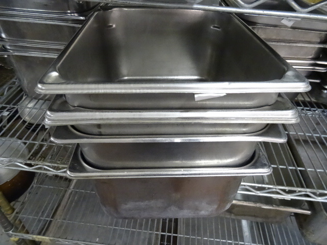 lot 257 image: 12 Size Pans 5 are 6