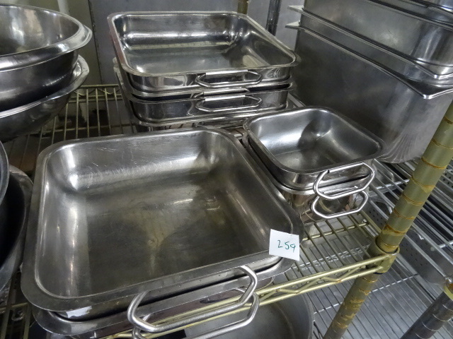 lot 259 image: 8 Various Sized Pans with Handles