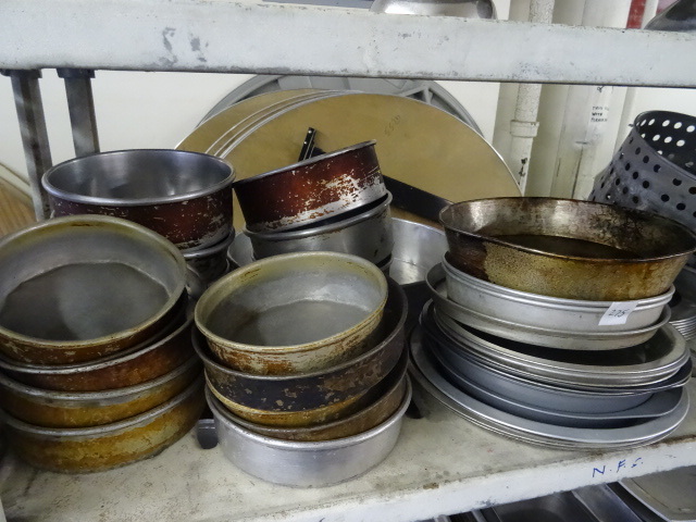 lot 275 image: Misc Baking Pans