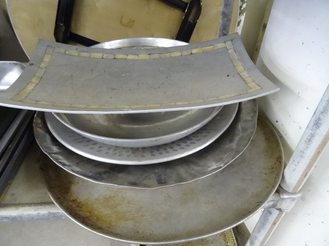 lot 276 image: Shelf Full of Misc Pans