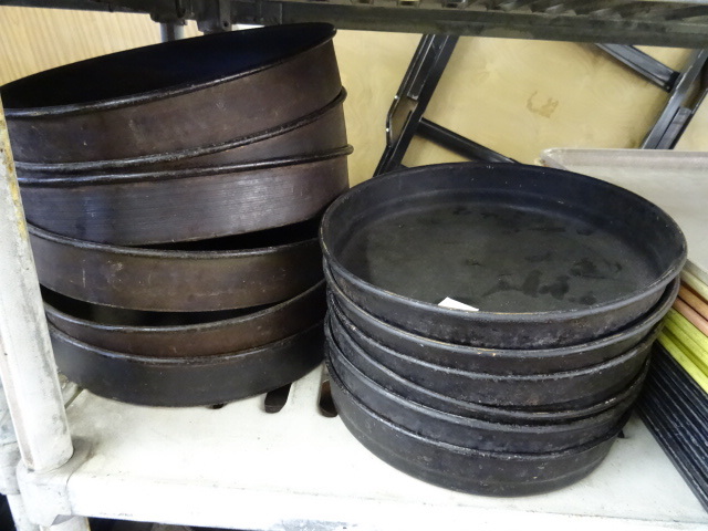 lot 278 image: Misc Deep Dish Pizza Pans