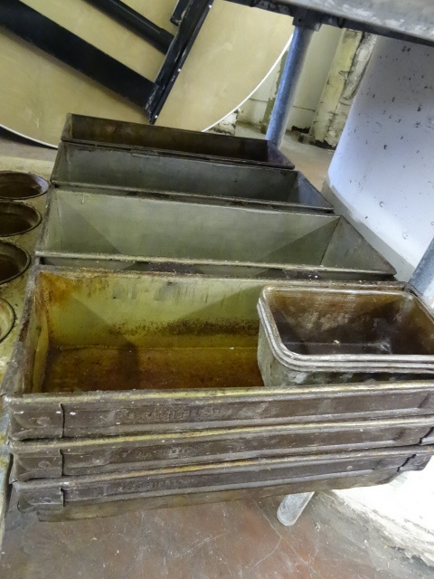lot 279 image: Commercial Bread Pans.