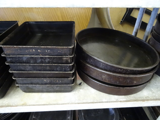 lot 284 image: Misc Deep Dish Pizza Pans