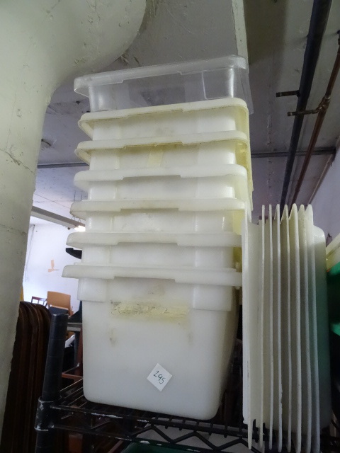 lot 295 image: Rubbermaid Totes with Lids