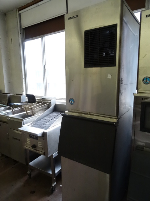 lot 305 image: Hoshizaki Ice Maker with Bin
