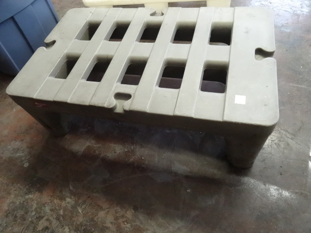 lot 21 image: Poly Dunnage Rack 36 X 22 X 12
