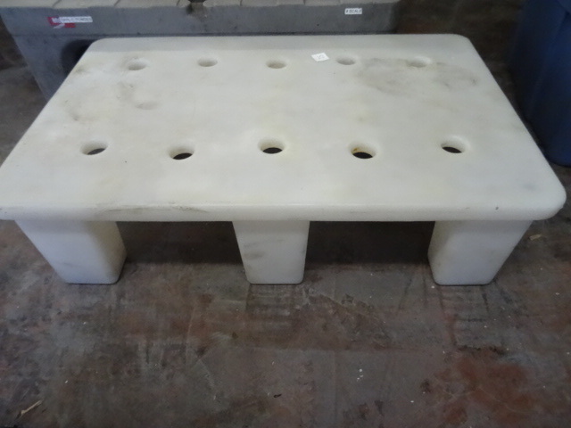 lot 25 image: Poly Dunnage Rack 33 X 21 X 9