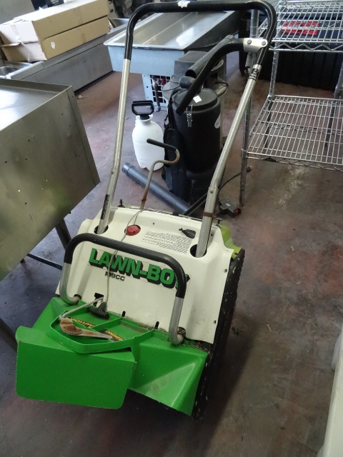 lot 26 image: Lawn Boy Snow Blower 2 Cycle