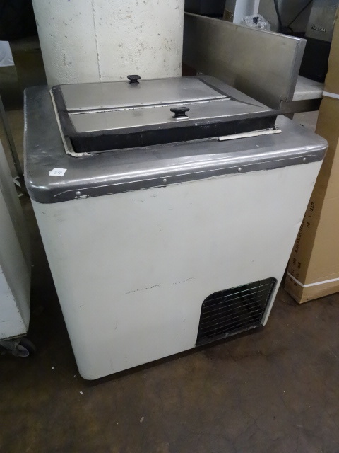 lot 89 image: 1 Hole Ice Cream Dipping Freezer