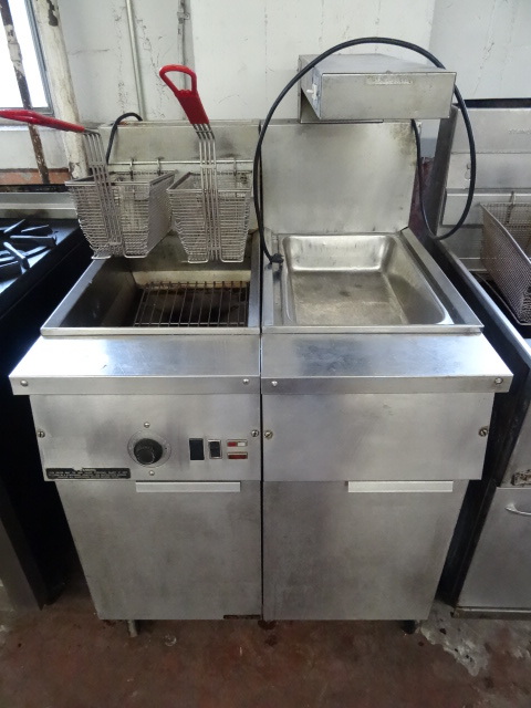 lot 121 image: Natural Gas French Fry Fryer