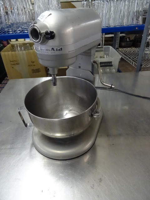 lot 135 image: Kitchen Aid Pro 600 6 Qt. Mixer