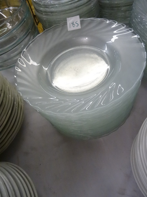 lot 185 image: 22 Glass Salad Plates
