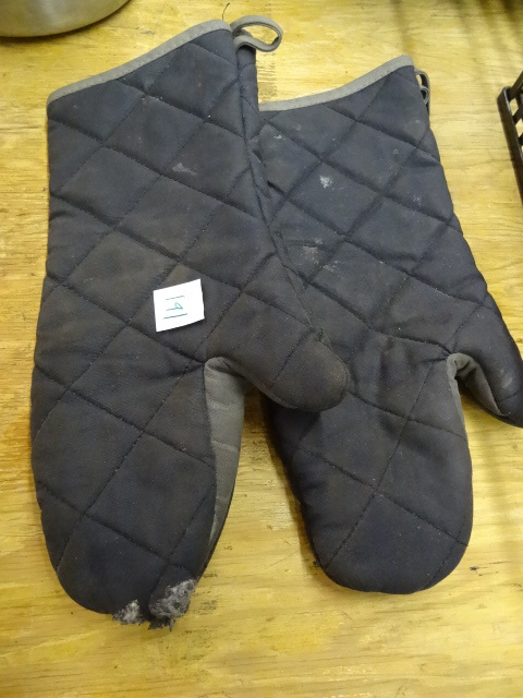 lot 191 image: Pair of Oven Mits
