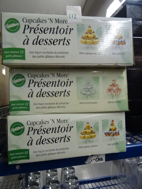 lot 212 image: Cup Cakes and More Dessert Stands