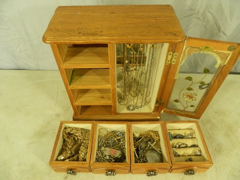 lot 5 image: Jewelry Box