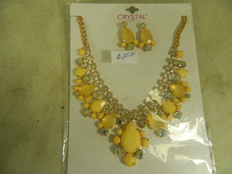 lot 41 image: New Jewelry Set