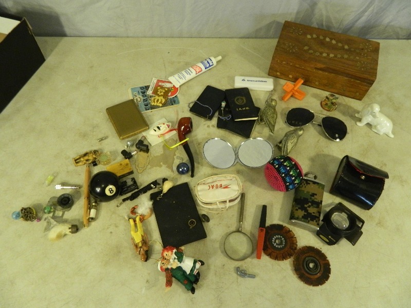 lot 93 image: Collectible Lot