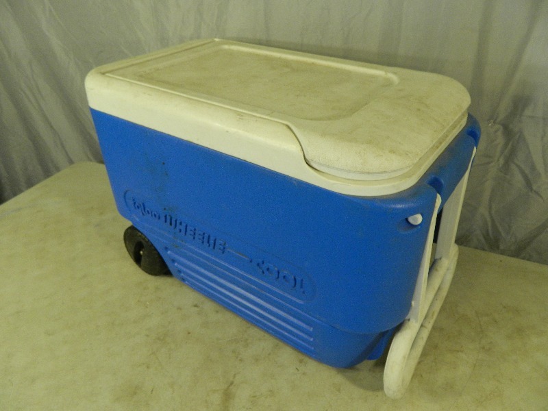 lot 101 image: Igloo Wheelie Cooler