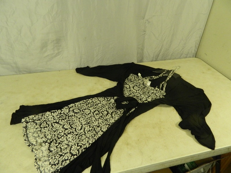 lot 128 image: New Womens Nighty with Robe