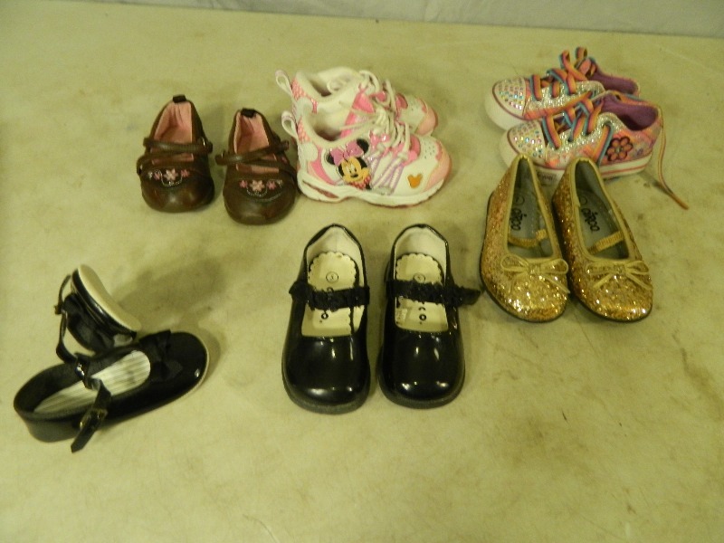 lot 129 image: Little Girls Shoes