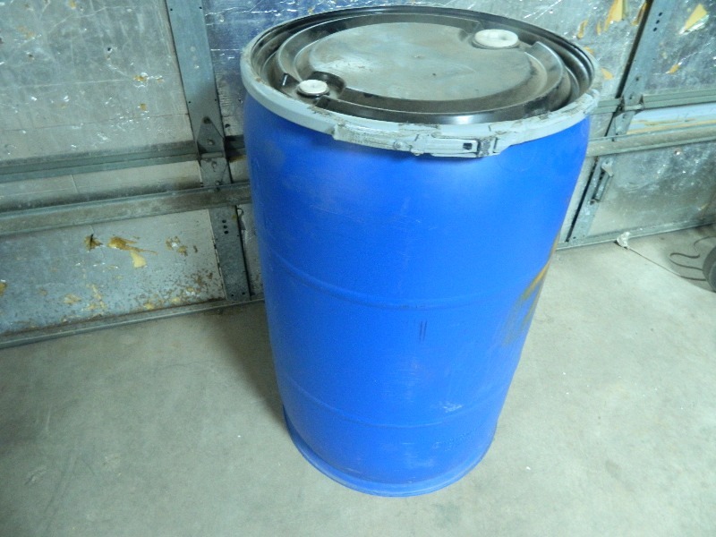 lot 32 image: Full Size Plastic Drum WIth Lid