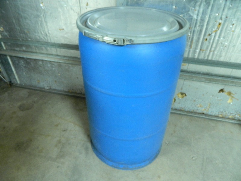 lot 33 image: Full Size Plastic Drum WIth Lid