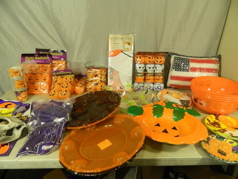 lot 185 image: Halloween Decor