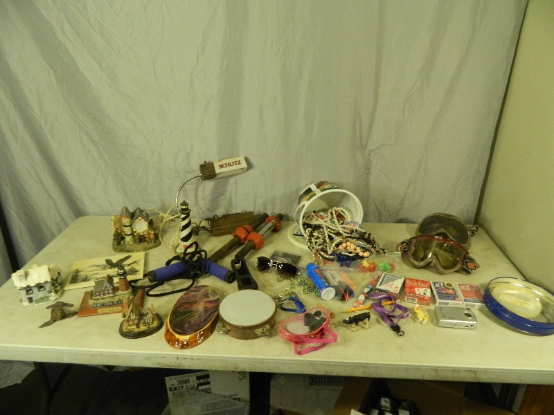 lot 189 image: Jewlery, Schlitz Beer Light, and More