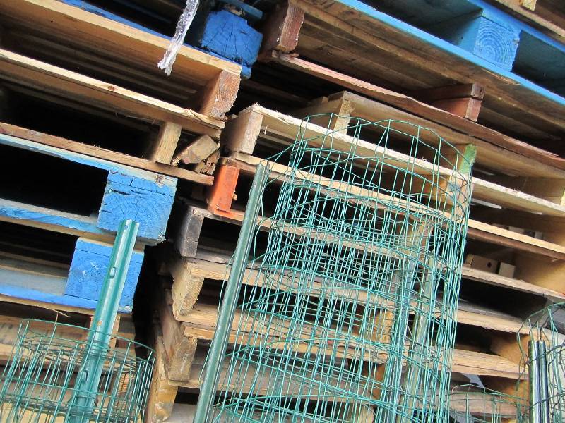 Lot of green wire fencing,  rolls with posts attached, ready to install