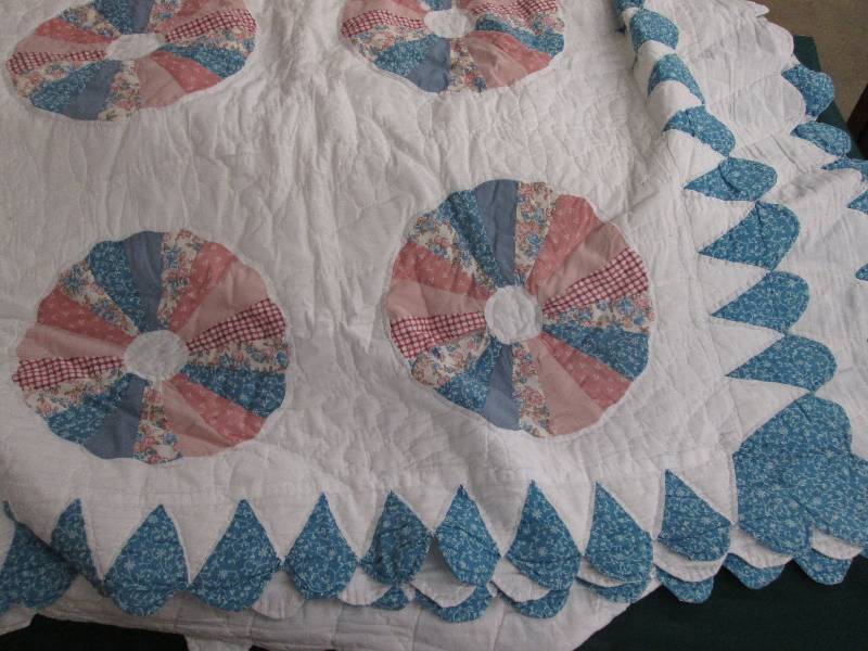 Beautiful Hand Stitched Scalloped Q...