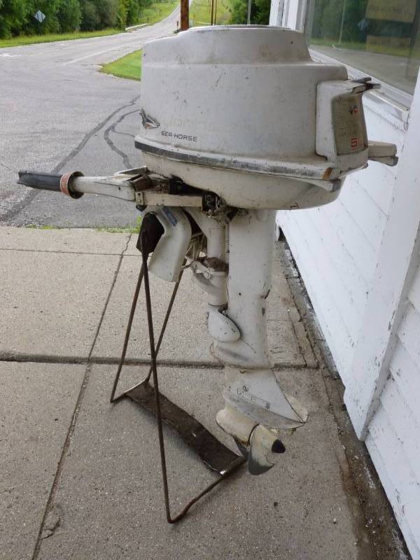 lot 1 image: Johnson Boat Motor