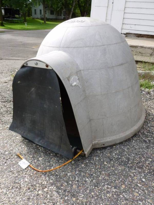 lot 4 image: Igloo Doghouse