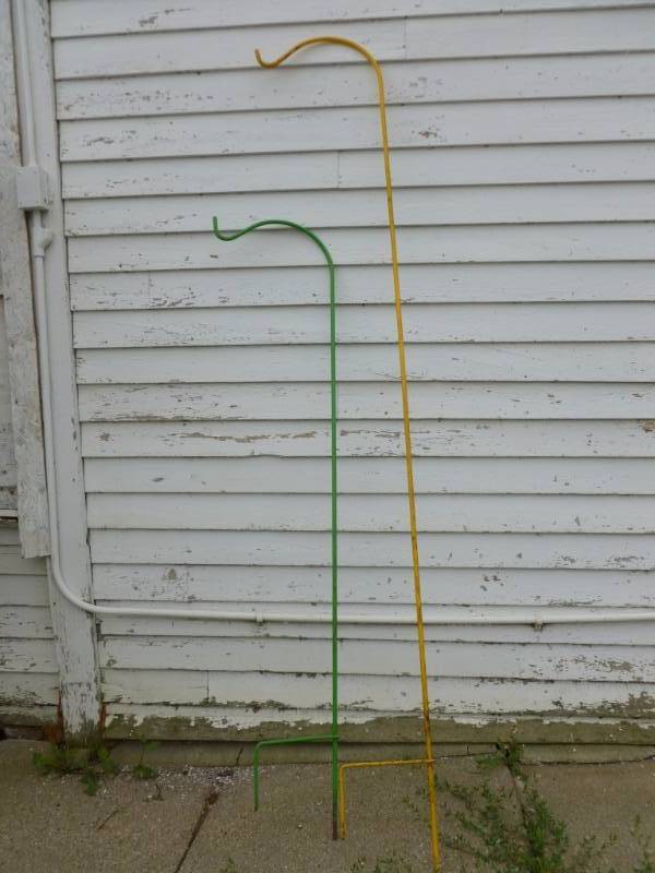 lot 19 image: Shepards Hooks