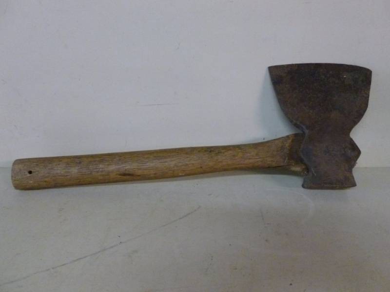 lot 40 image: Vintage Ax