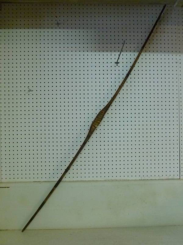 lot 42 image: Vintage Re-Curve Bow