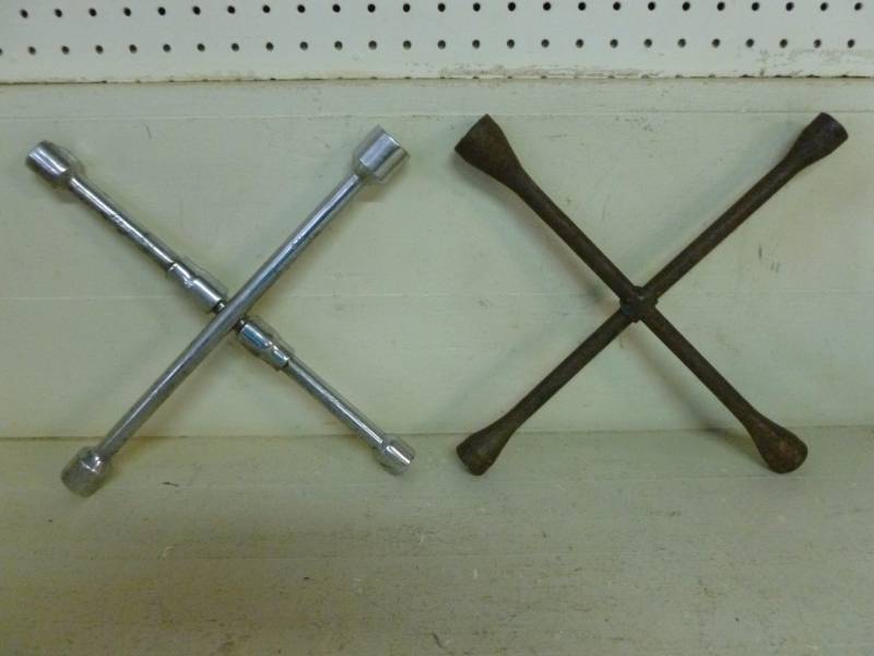lot 47 image: Lug Wrench
