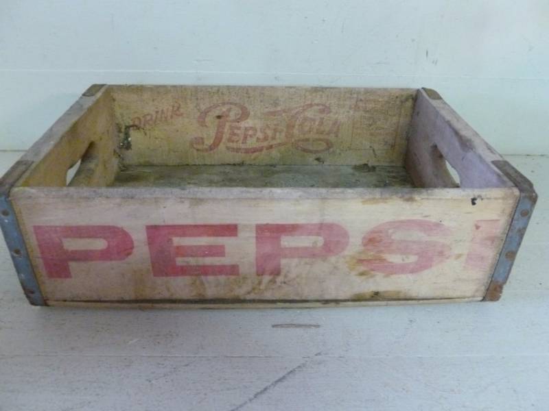 lot 58 image: Vintage Pepsi-Cola Case