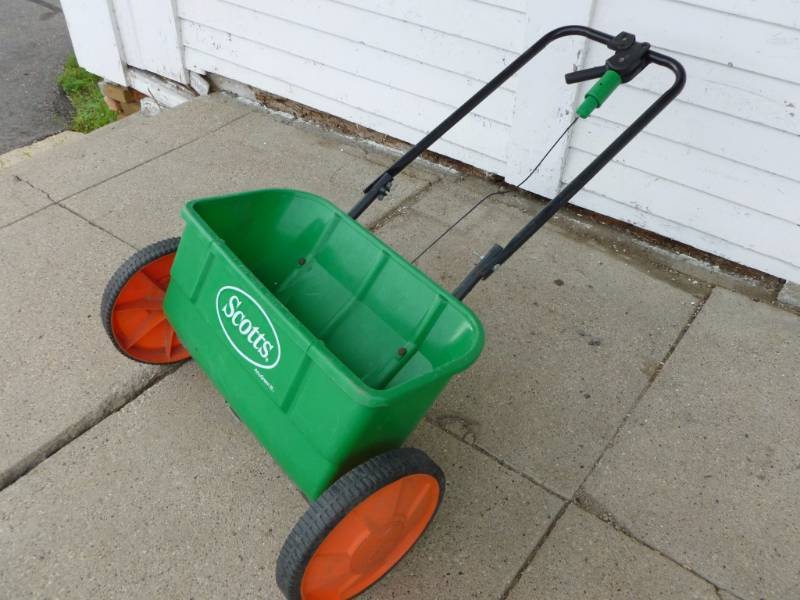 lot 92 image: Fertilizer Spreader